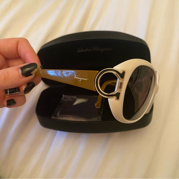 NWT Salvatore Ferragamo Sunglasses (SF668S) in colour Ivory (103) - Picture 3 of 8